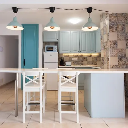 Port Royal Apartments, Heated Pool, Speed Wifi, Terrace